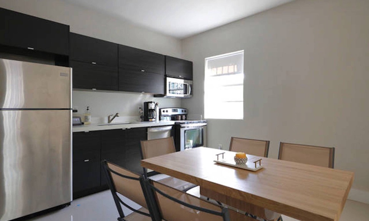 Little Haiti House | EXTRA LARGE APARTMENT + FREE STREET PARKING