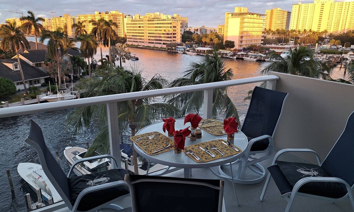 Santa Barbara Estates Condo | Fabulous top floor with two king-sized bedrooms in best Pompano Beach location