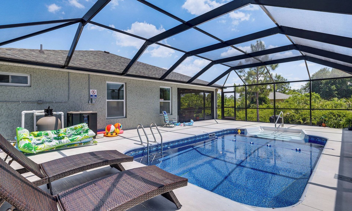 Eisenhower House | Fairways & MLB Fun! Poolside Haven in Lehigh Acres
