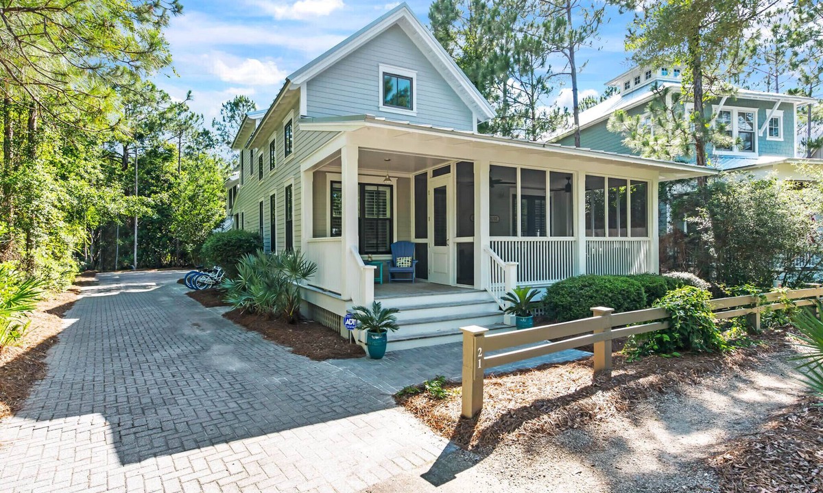Forest District House | Fall Availability! Royal Retreat - Forest District! Gas Grill! Carriage House!