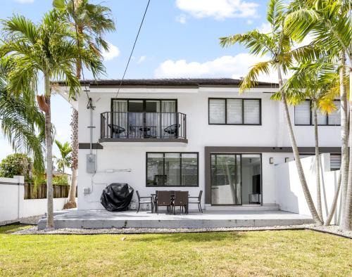 Olympia Heights House | Fall Sale! 4BR - Private Yard, Grill, Soaking Tub, Near Coral Gables & MIA Airport