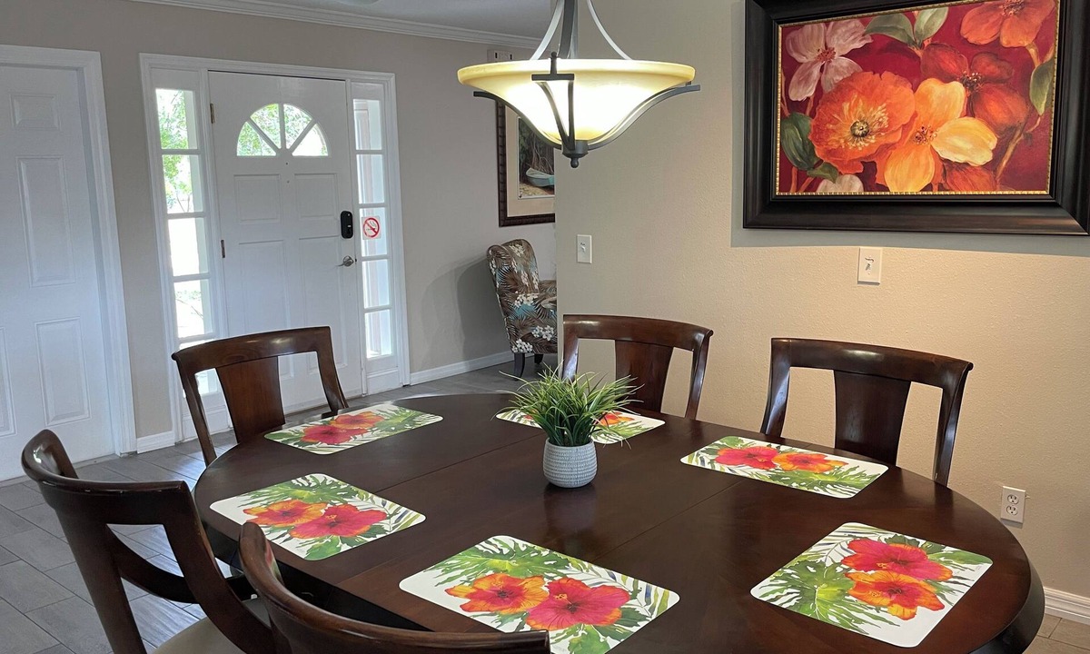 Maitland House | Family Friendly home with Fenced in Backyard to enjoy with kids & pets