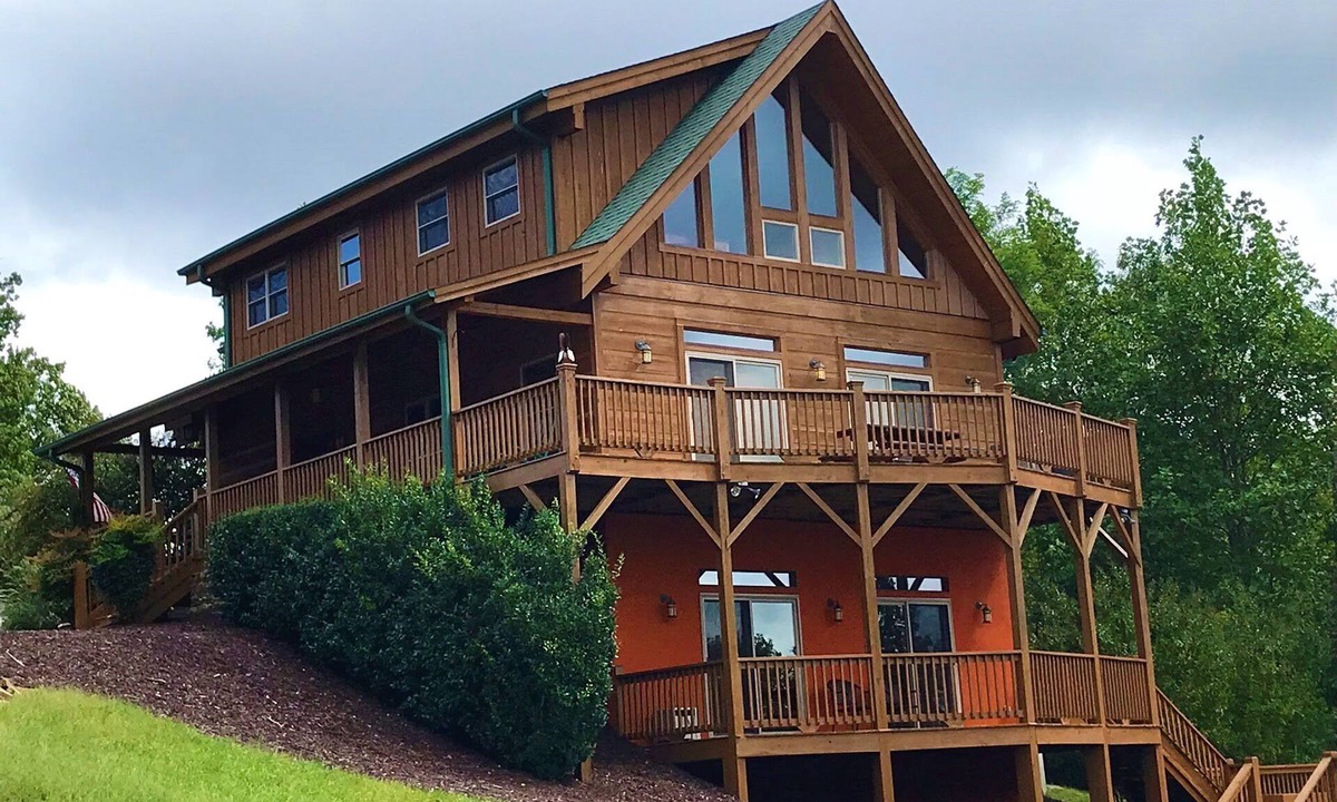 Vein Mountain Cabin | Family friendly mountain cabin with awesome westerly views in gated community.