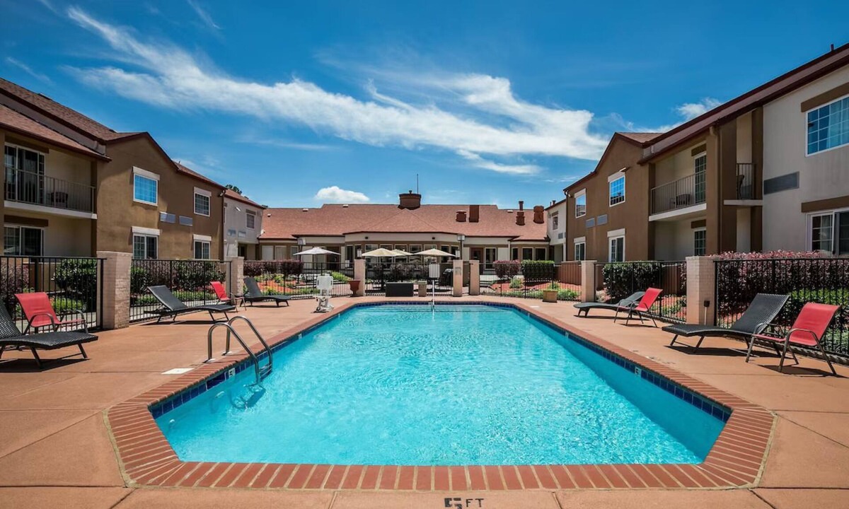 Ashley Oaks Hotel | Family-friendly Room w/Free Hot Breakfast | Free Onsite Parking