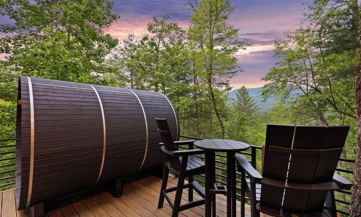 Hidden Lake Cabin | Family Treehouse | Sauna Hot Tub Views