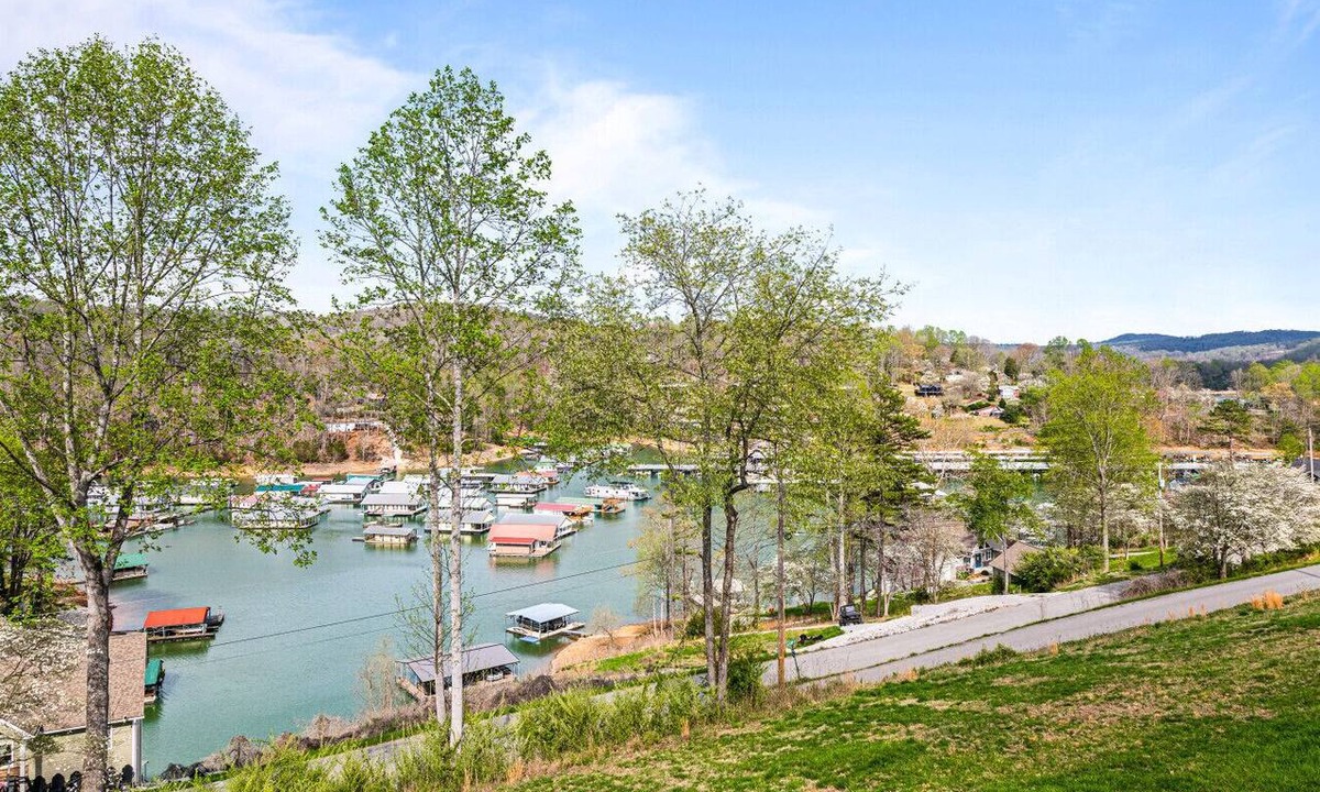 La Follette House | Farm Charm: Lakeview, Spacious, Modern 5BD