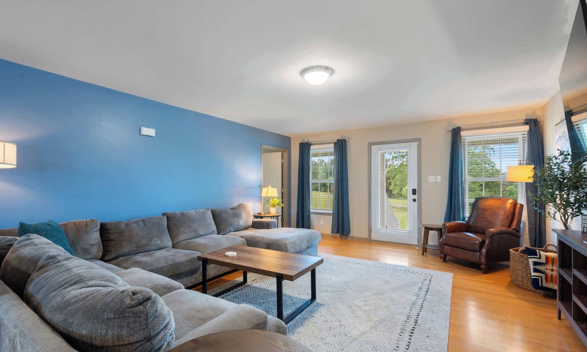 McEwen Cabin | Farm Stay Near Downtown Dickson- Scenic Deck & BBQ