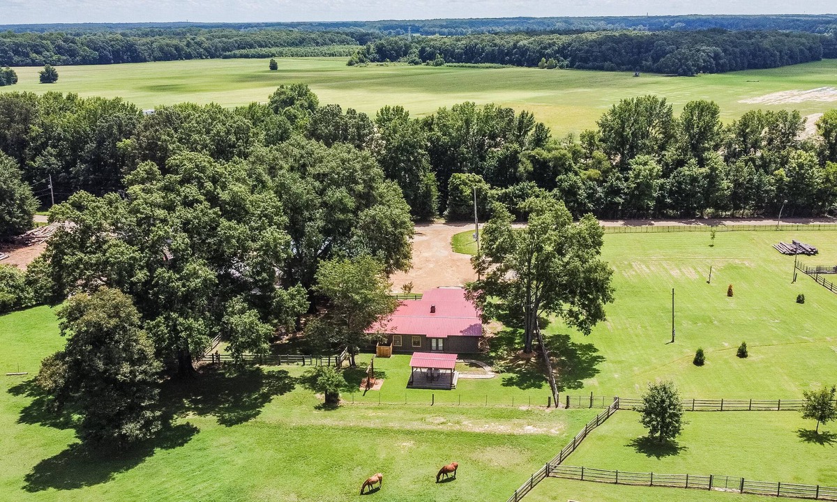 Lakeland House | FarmCharm getaway outside Memphis - Nearby winery