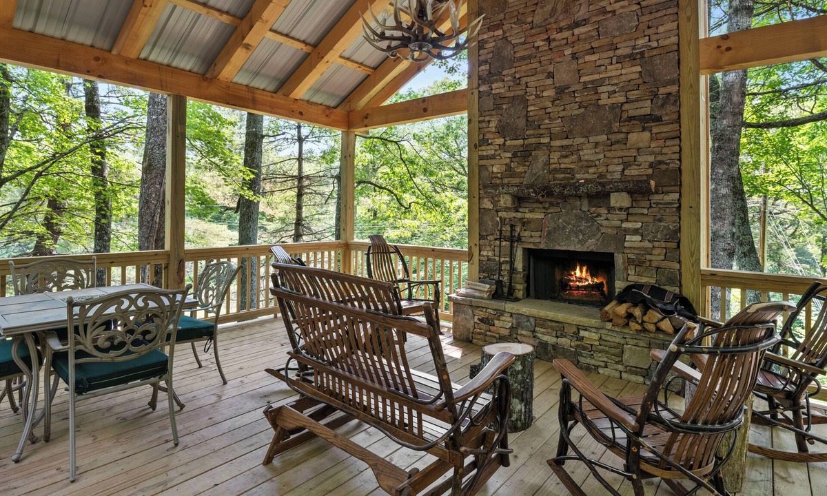 Wildwood Mountain Cabin | Floor-to-Ceiling Windows. Wraparound Deck. Wood-Burning Fireplace | Wildwood Mountain Cottage