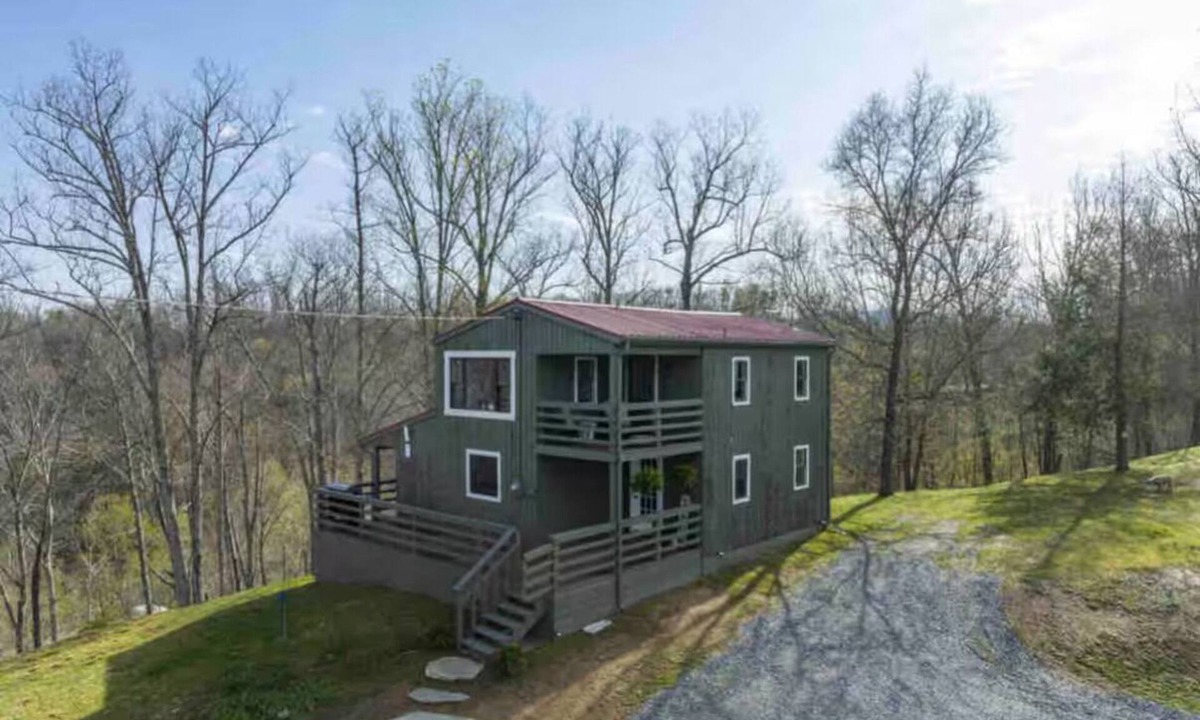 Johnson City Cabin | Fluffy Bottom Farms- Serenity Cabin Tranquil cabin in charming Johnson City