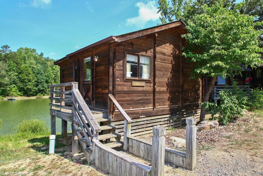 Advance Resort | Forest Lake Camping Resort Lakefront Cabin 3