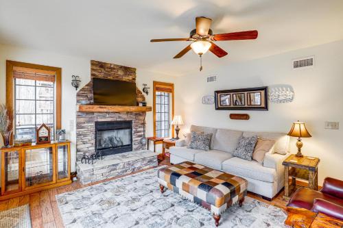 Mountain Air House | Forest-View Balcony & Trail Access! Burnsville Gem