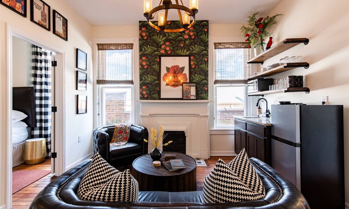 Versailles Hotel | Four Roses Suite, The Woodford Hotel