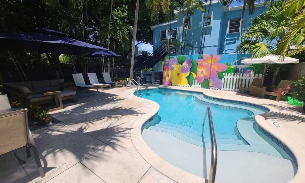 Downtown Apartment | Four Suites on Duval Street w free parking and heated pool