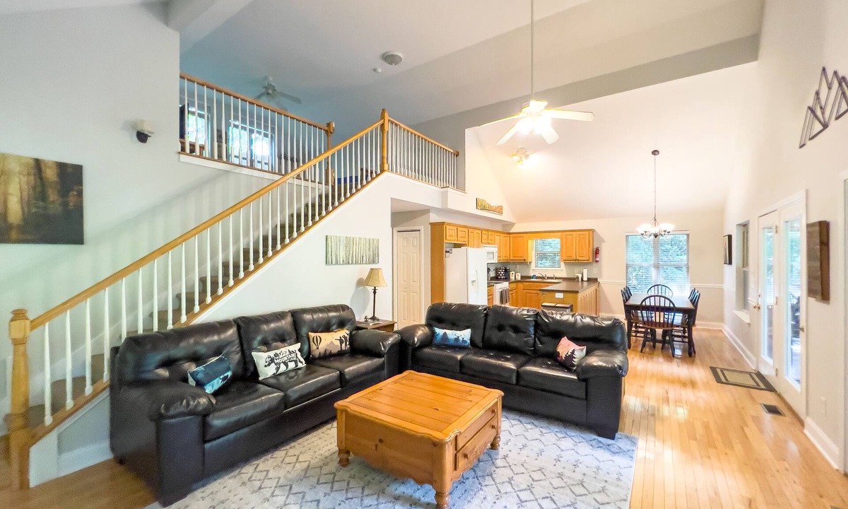 Helen Cabin | Fresh air! Spacious!Pool Table, Game Room, Sleeps 10!🎱