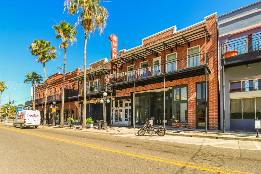 Historic Ybor Apartment | FRONTDESK 1910 E 7th Ave Apts Historic Ybor Tampa
