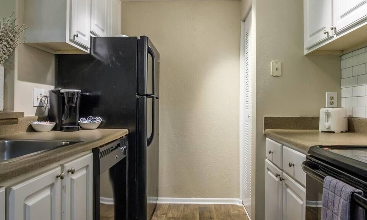 Arlington Apartment | Frontdesk | 1BR Apt near Dining + Entertainment