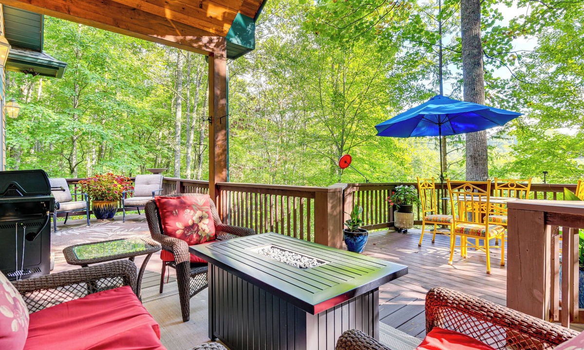 Sylva Cabin | Fun w/Family! Mtn-View Cabin w/Deck in Sylva