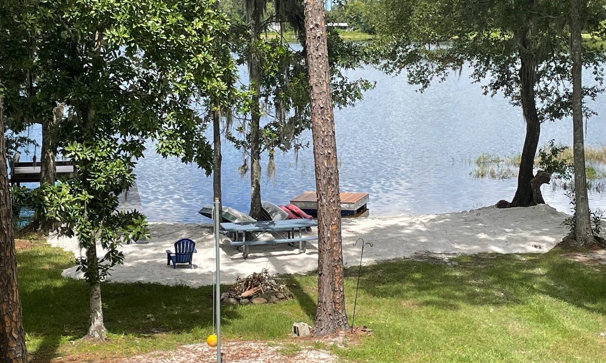 Hawthorne House | Gainesville Area Lakefront Home (Riley Lake) CANOE JONBOAT KAYAKS Unlimited Wifi