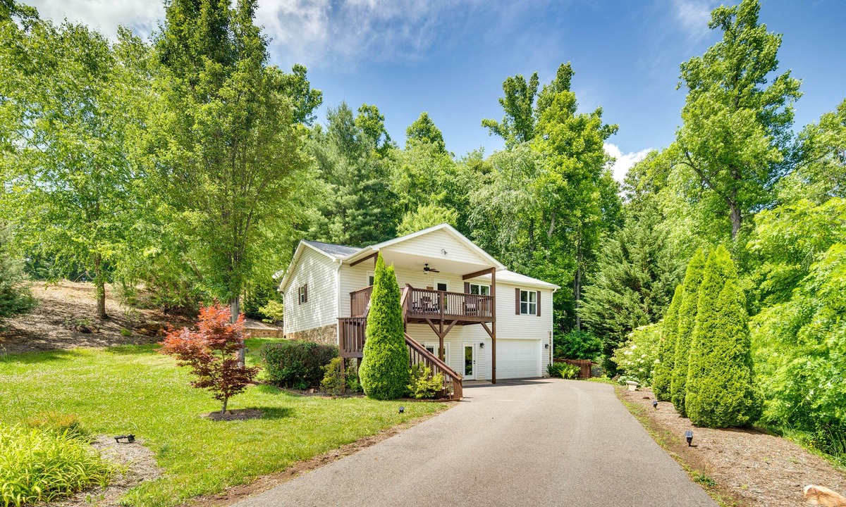 Fletcher House | Game Room & Views! 'Valley Myst' Fairview Home
