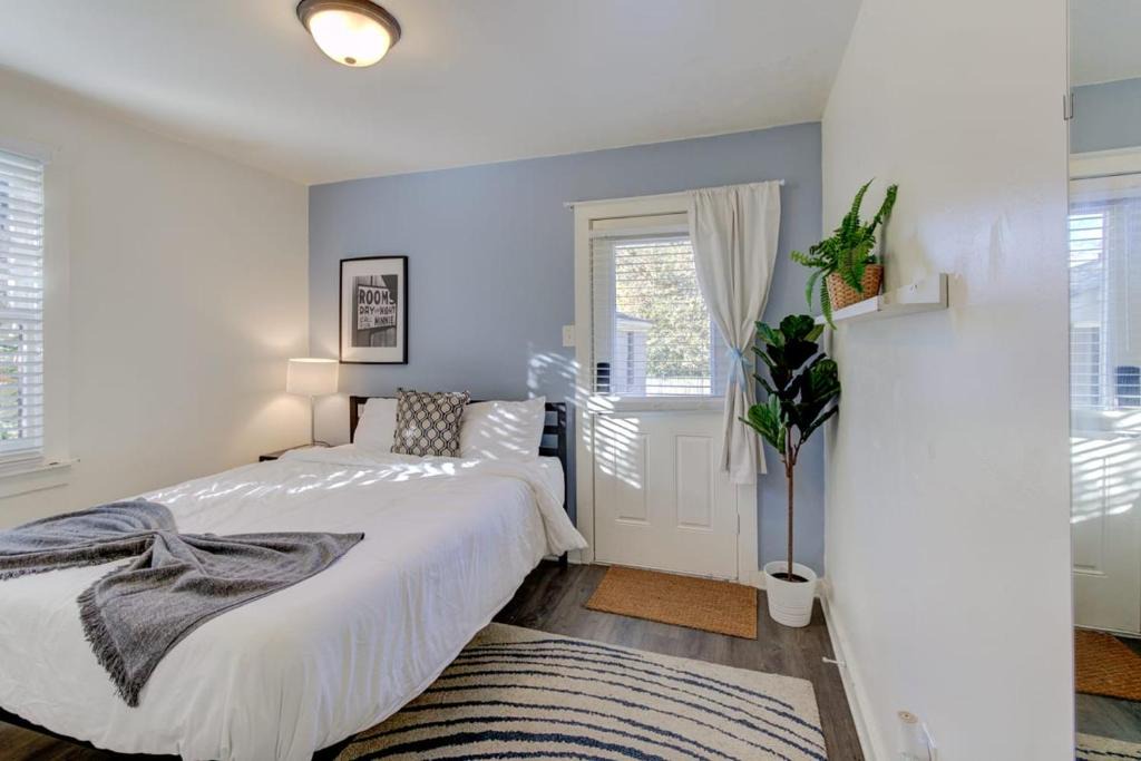 Midtown Apartment | Gated Midtown Cottage with Perfect Location!