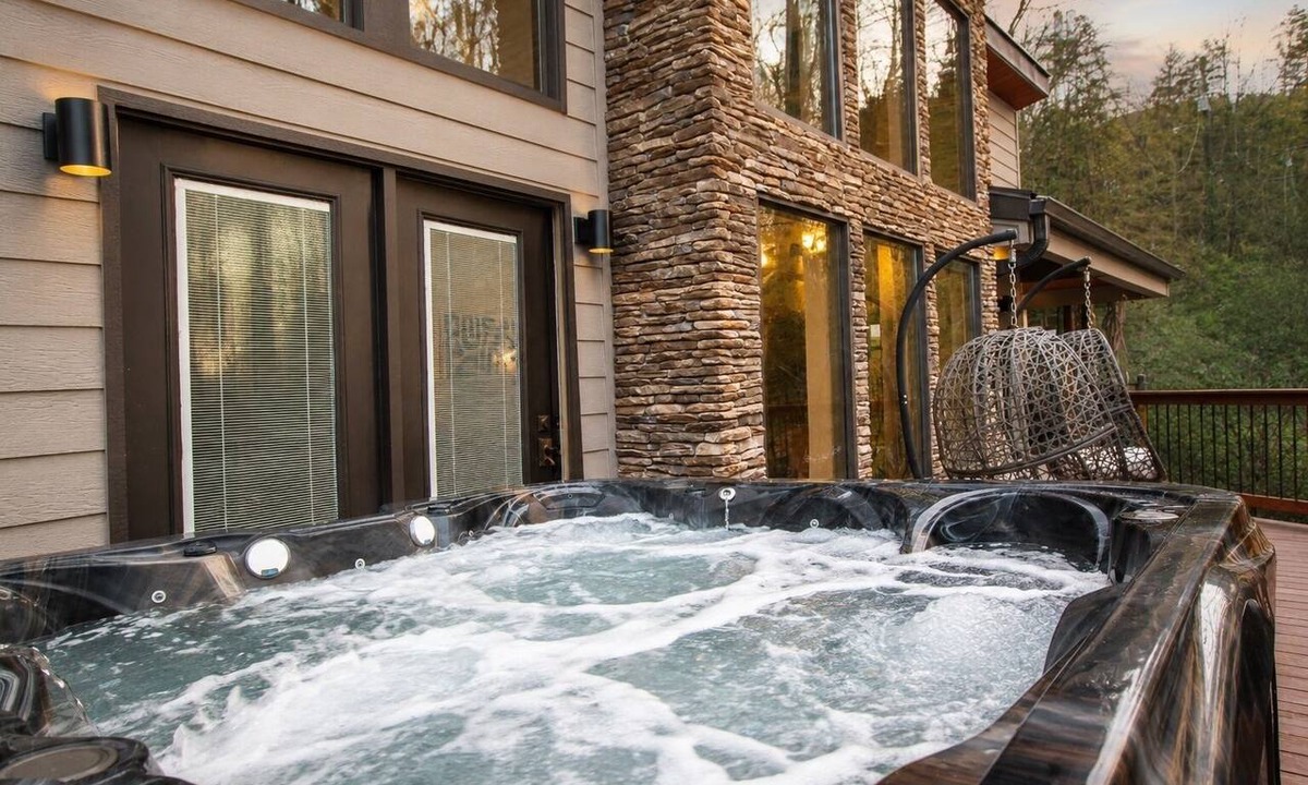 Gatlinburg House | Gatlinburg Cottage – Hot Tub, Walk Downtown