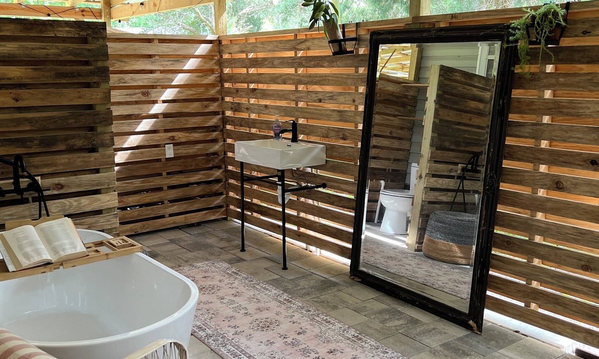 Gainesville Cabin | Glamping with A/C bedroom and luxury bath near UF and Springs