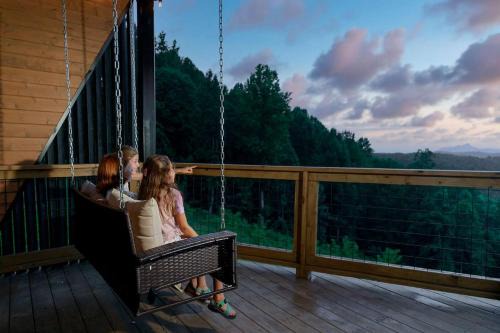 Saluda House | Golden Dawn at Saluda Mountain Retreats