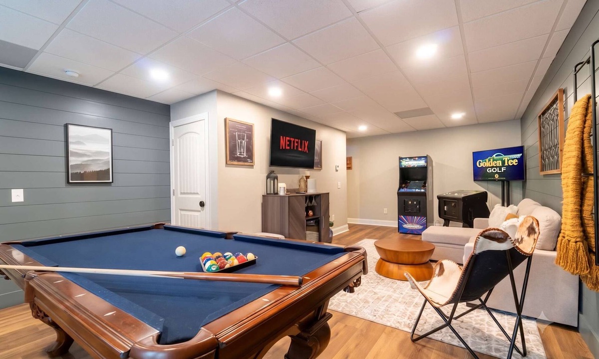 Helen House | GOLDEN TEE HAUS - HOT TUB POOL TABLE PORCH