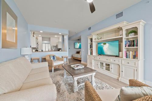 Naples Apartment | Golf Condo Views With Resort Pool and Amenities