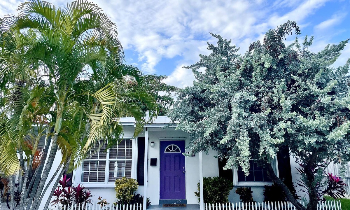 Midtown House | Gorgeous beach bungalow just steps from the beach!