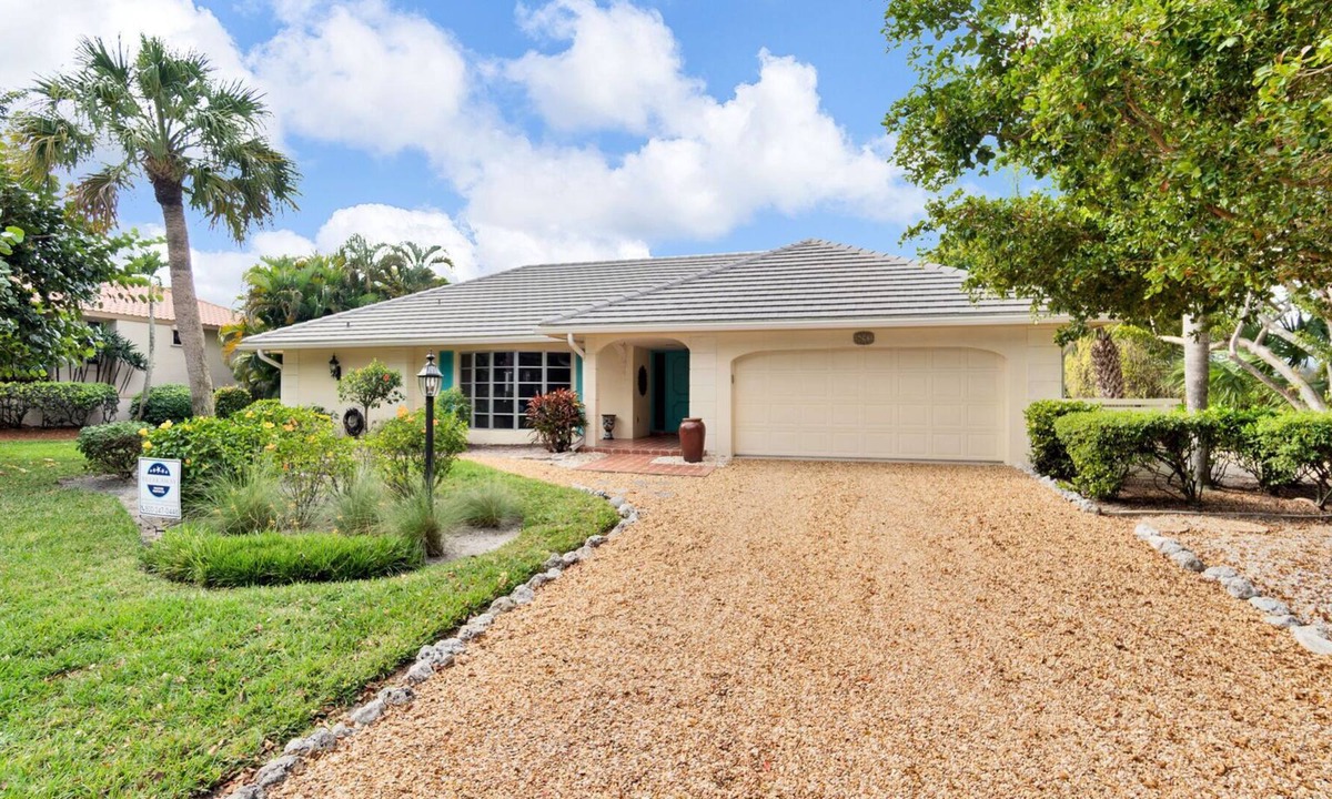 Beachview Country Club Estates House | Gorgeous newly renovated home steps to beach!