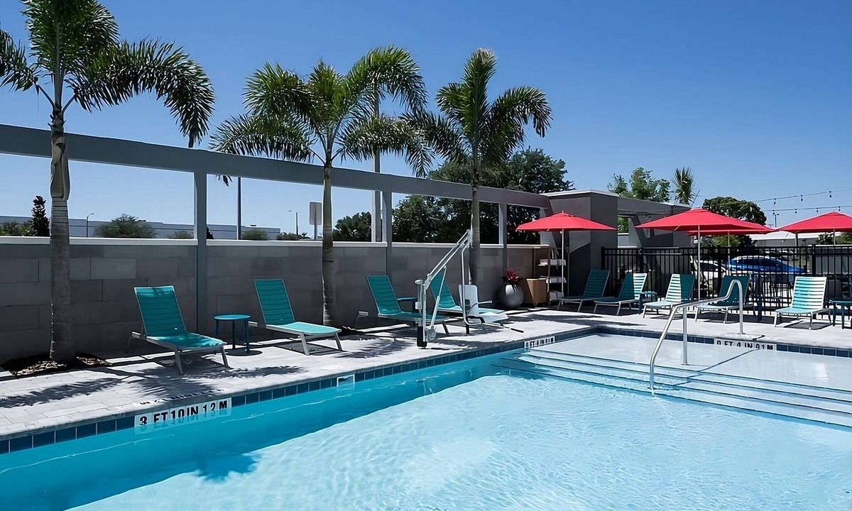 Airport North Hotel | GORGEOUS PET FRIENDLY SUITE! FREE BREAKFAST & POOL