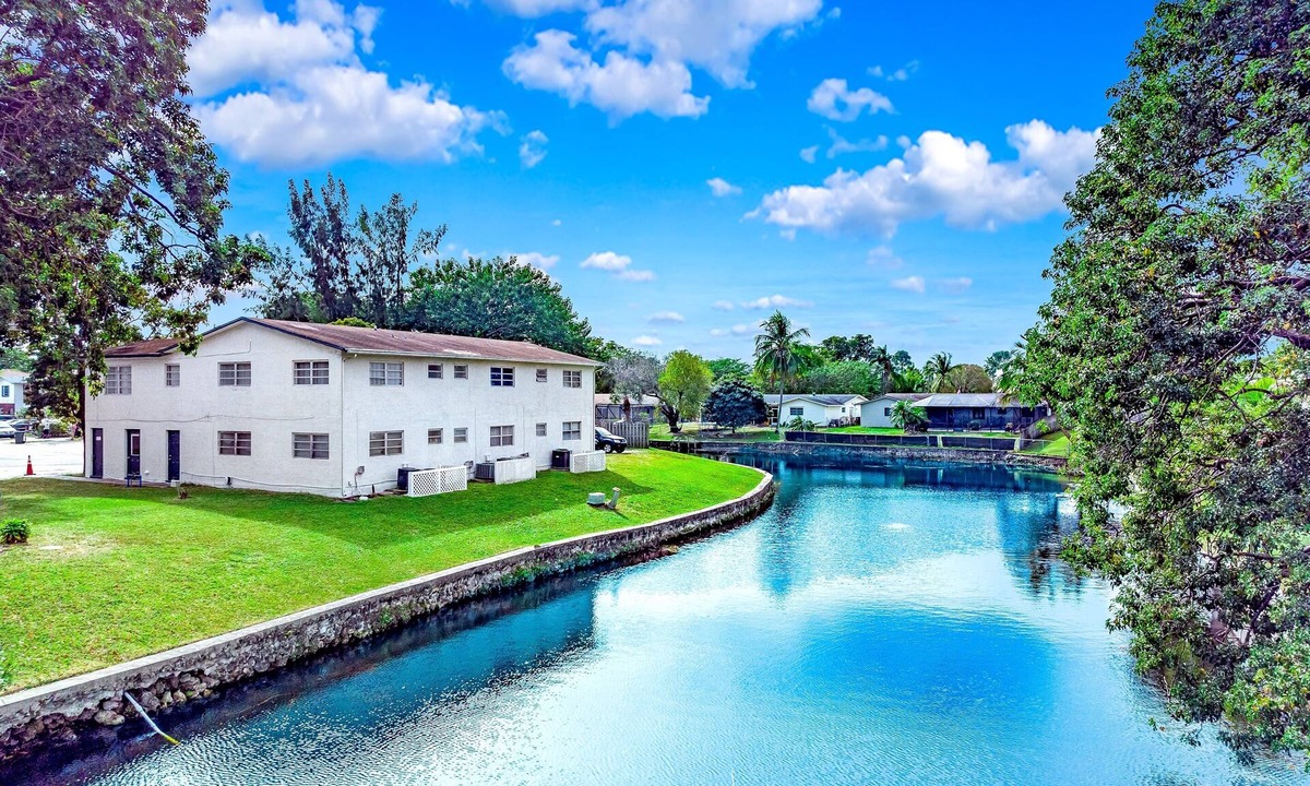 Survey Creek Apartment | Great for Large Gatherings–Sleeps 19–PalmWaveStays