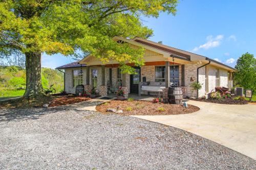 Jasper House | Great Outdoor Space: 'Margy's Farmhouse' in Jasper