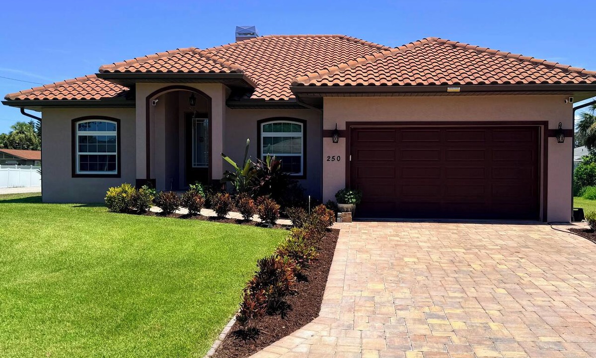 South Venice House | Gulf Breeze Estate-Luxury NEW Build Private Villa-Heated Saltwater pool