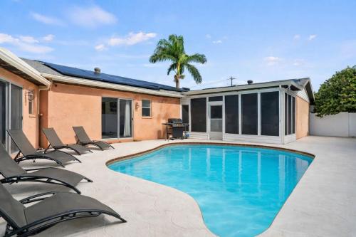 Palmetto House | Gulf Coast Getaway Pool Mini Putt Fenced Yard