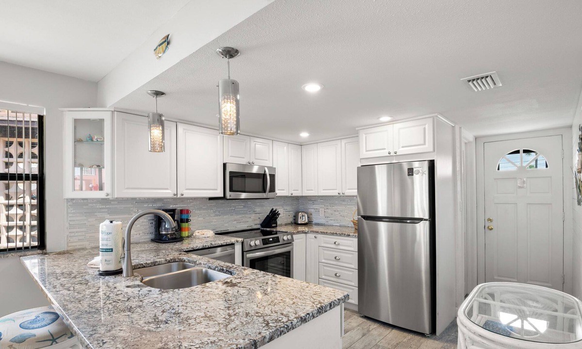 St. Pete Beach Condo | 🌴 Gulf Winds Cottage — 2BR Hideaway with Private Screened Patio & King Beds