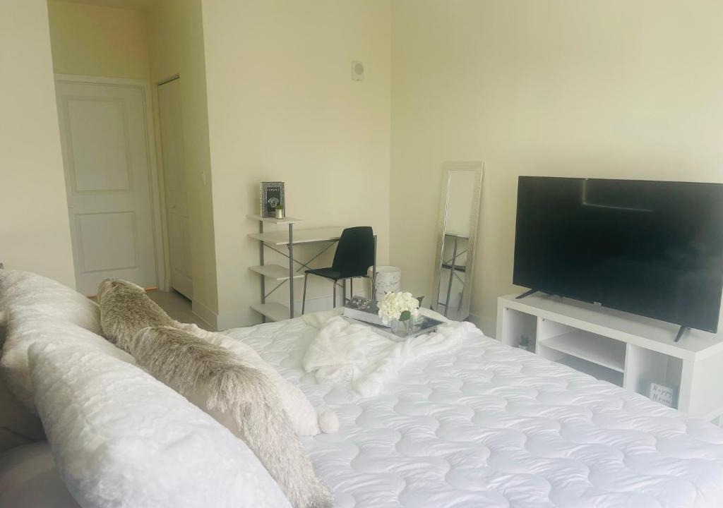 Doral House | Habitacion con baño privado, cerca al aeropuerto. Parking free