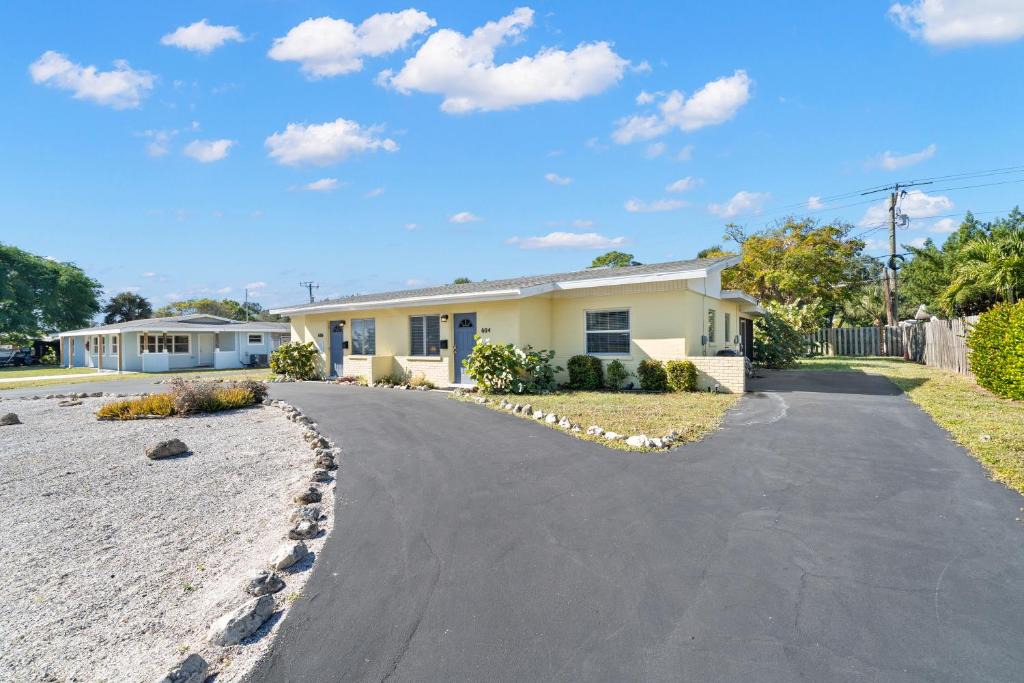 Golden Beach House | Harbor Duplex, 3 Bedrooms, Walk to Beach, WiFi, Sleeps 8, Walk to Beach
