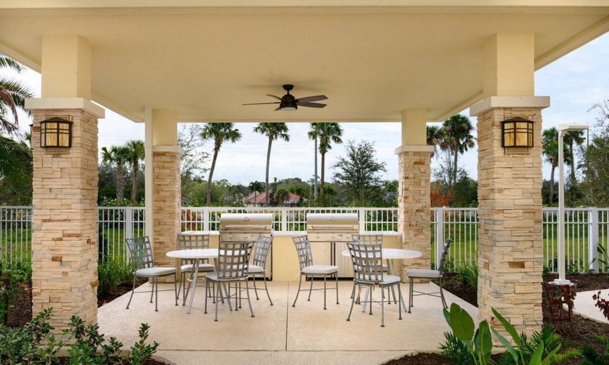 Vero Beach South Apartment | Hearing Accessible King Studio | Kitchen + Pool