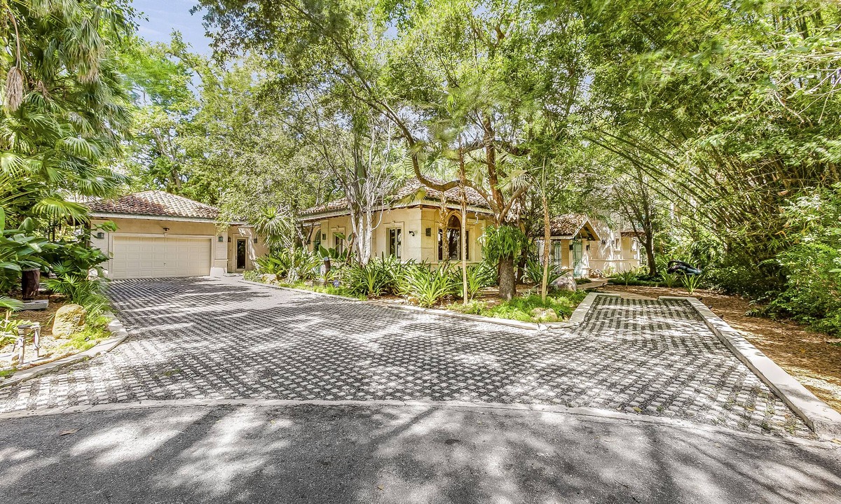 Coconut Grove House | Heart ofCoconut Grove across from Green streetsRestaurant inCamp Biscayne