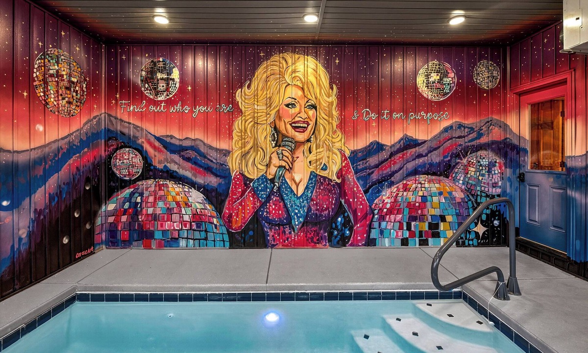 Sevierville Cabin | Heated Pool, Arcades, Hot Tub, Sauna, Dolly Vibes