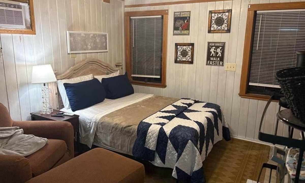 Hiawassee House | Hemlock Cabin, a small cozy stay on the Hiawassee