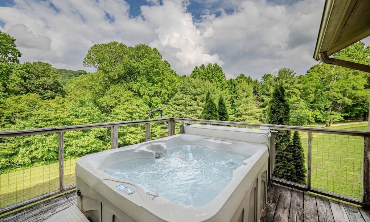Scaly Mountain Cabin | Hemlock Cabin | Hot tub | Fireplace | 2 BR