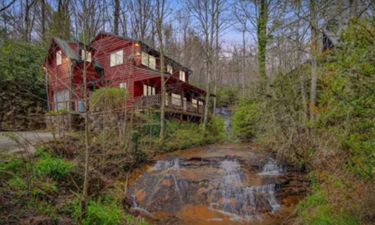 Franklin Cabin | Hidden Gem Falls, The Rainforest Waterfall Retreat with creekside fire pit!🔥