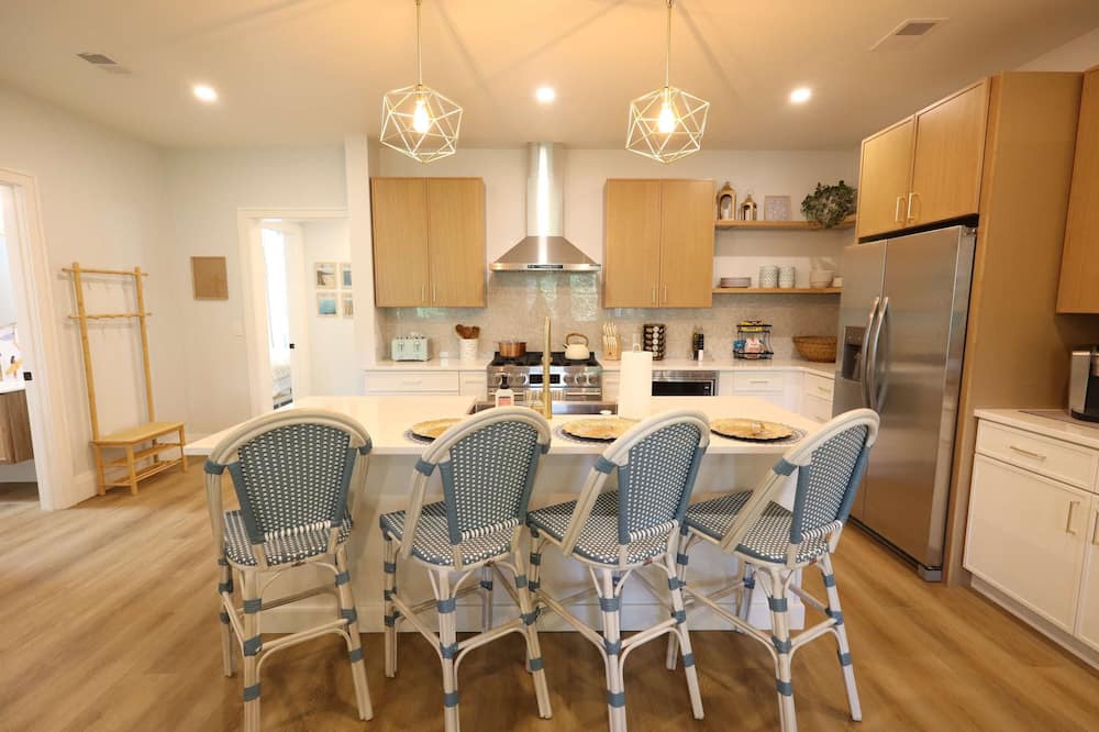 Charleston House | Hidden Haven | 5 mins to Folly, Luxury New Build