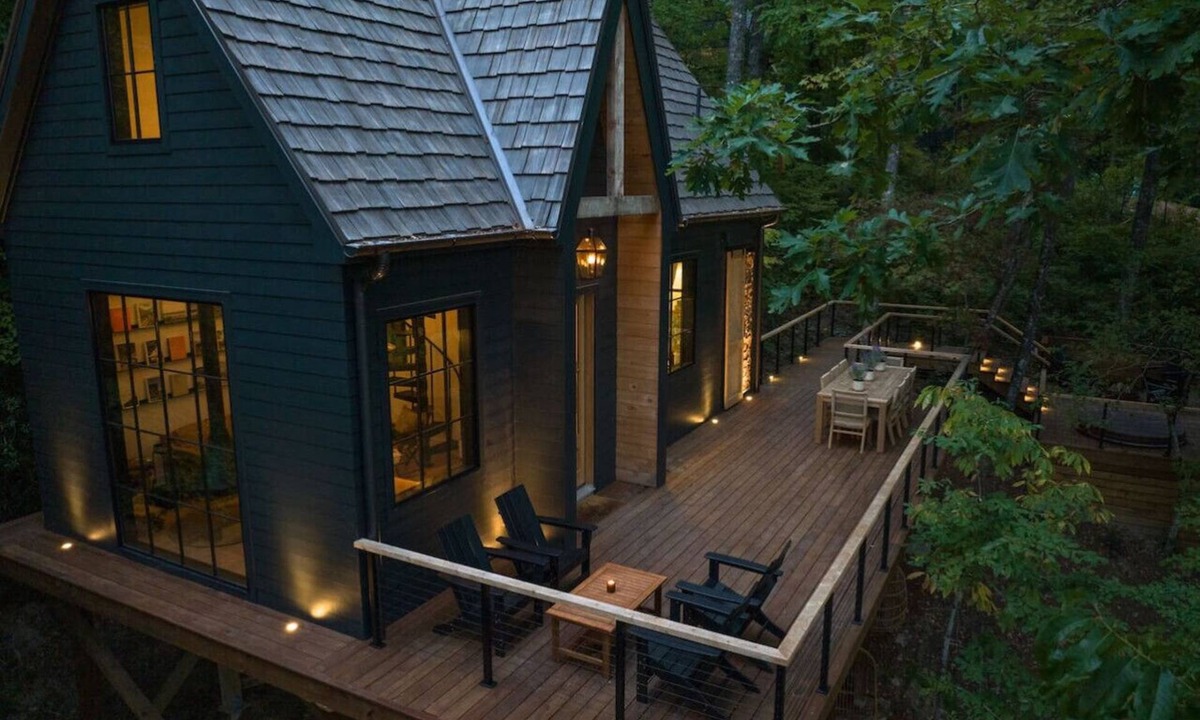 Highlands Hills Apartment | Hide Inn Seek Hillside Treehouse - 1.5mi to Main St