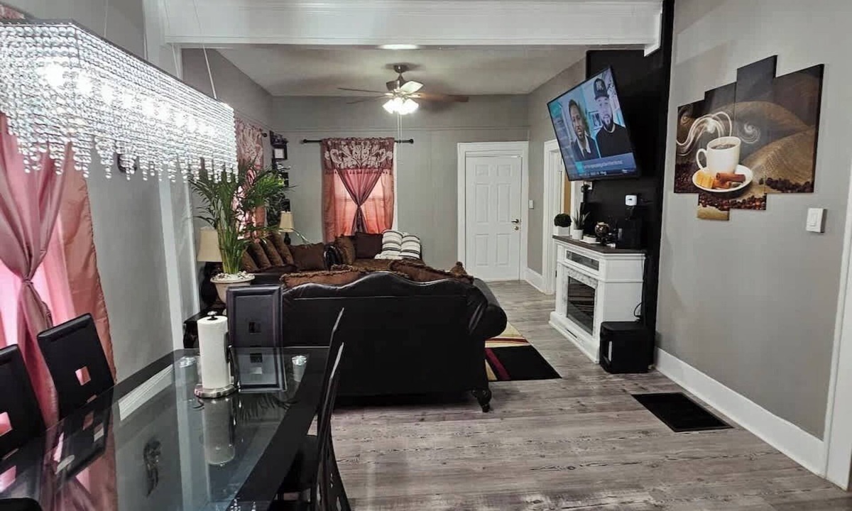 Winston - Salem House | High Ceilings | King Beds | 85” TV | Near Downtown