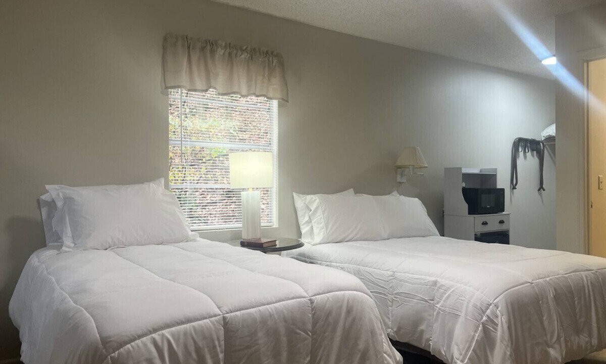 Waynesboro Hotel | Hillside Haven Room 51